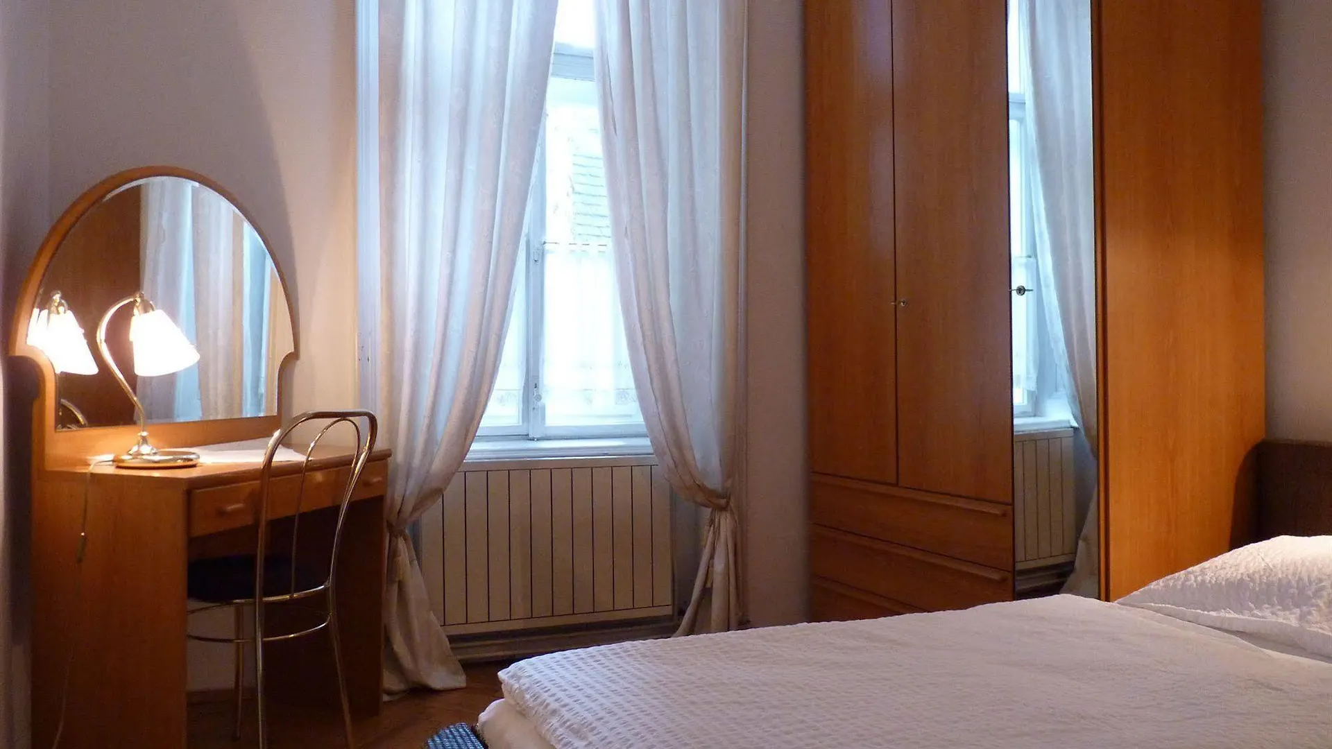 **** בית הארחה וינה Hotel Pension Lumes - Self Check In אוסטריה